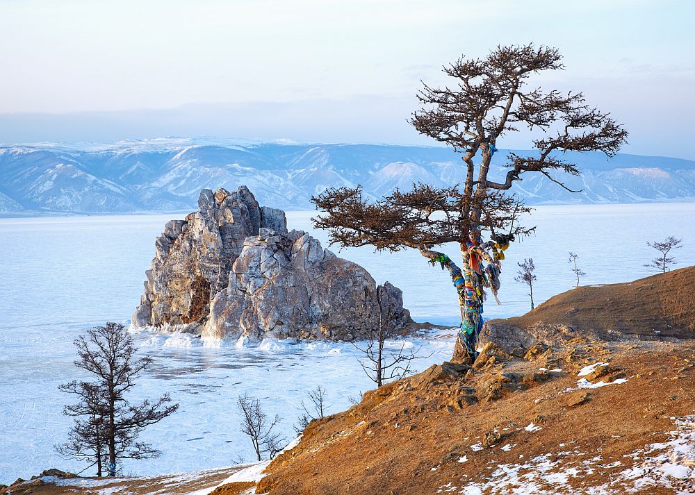 По езерото Байкал се предлагат обиколки с кучешки и моторни шейни, както и гмуркане в лед и рафтинг в районите, където водата не е замръзнала.