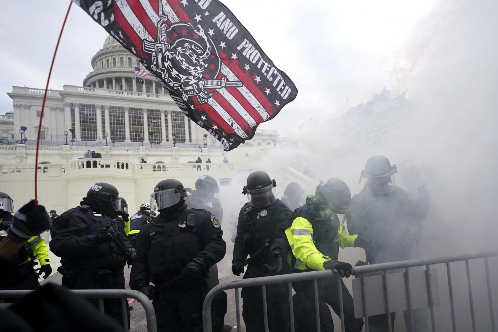 Бойни сцени се разиграха пред и вътре в Капитолия между привърженици на Тръмп и силите на реда
