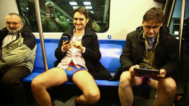 Отмениха световната инициатива за пътуване по бельо в метрото (СНИМКИ)