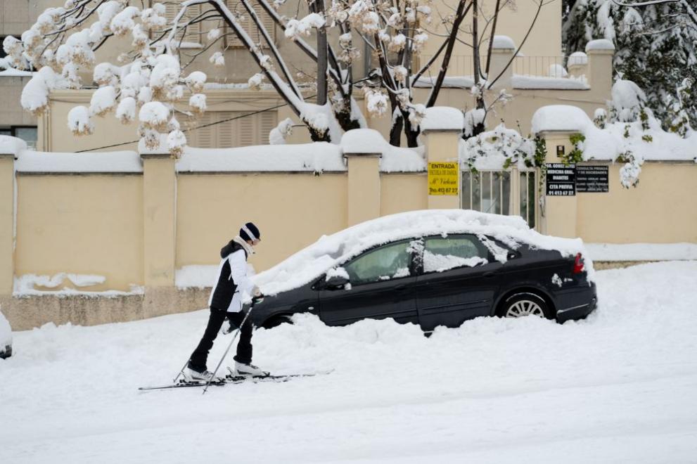 Мадридчани излязоха по улиците на града със ски, сноубордове и шейнички