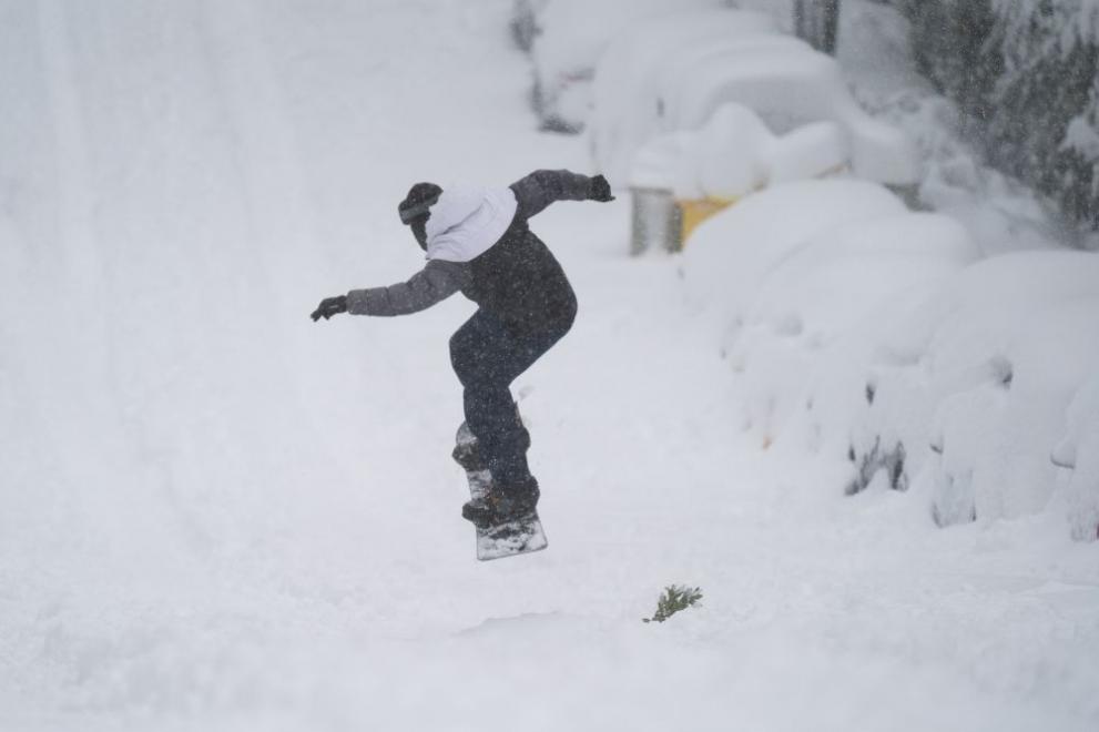 Мадридчани излязоха по улиците на града със ски, сноубордове и шейнички