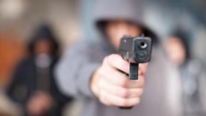 Мъж заплаши братовчед си с незаконен газов пистолет след скандал