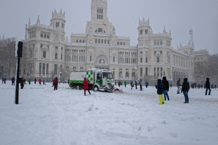 Снежната буря сняг буря снеговалеж Испания парализира Мадрид