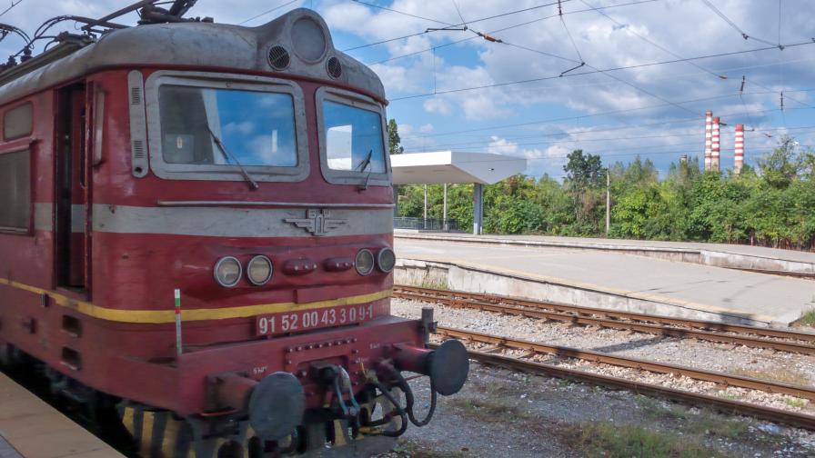 Локомотив на пътнически влак се запали край Мездра
