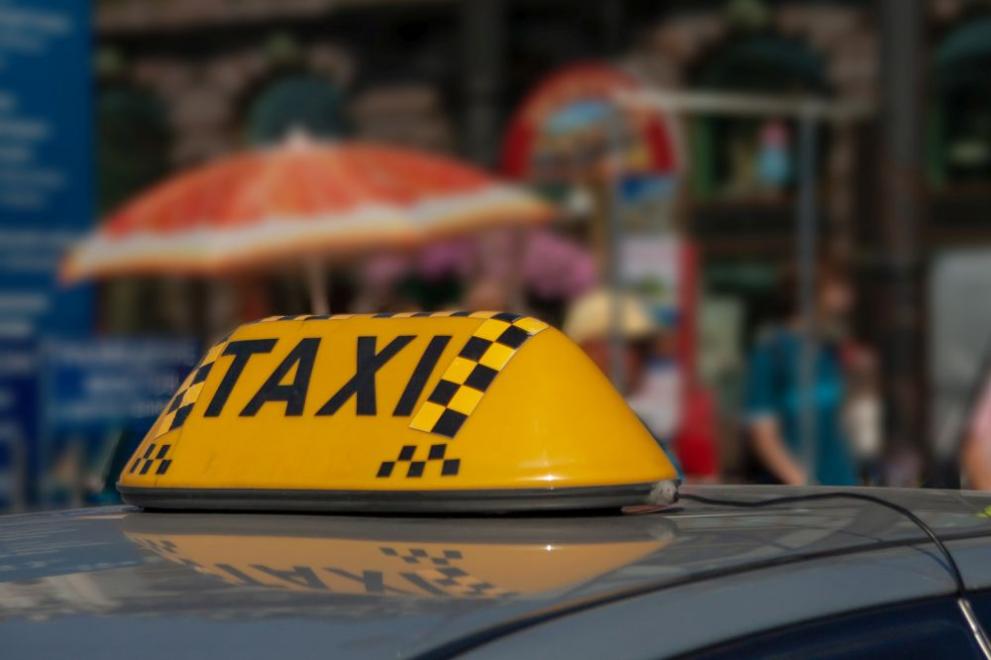 Шофьор на такси от Санкт Петербург скандализира клиентка със самозадоволяване по време на курса