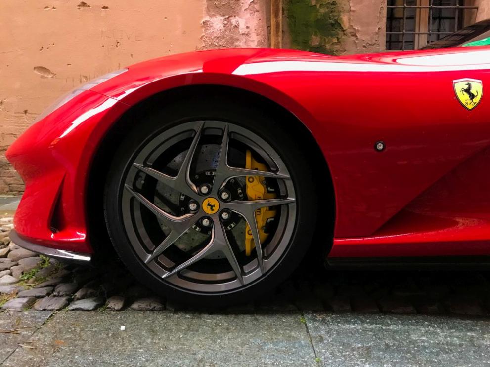 Луксозният италиански производител на автомобили Ферари повиши финансовите си цели