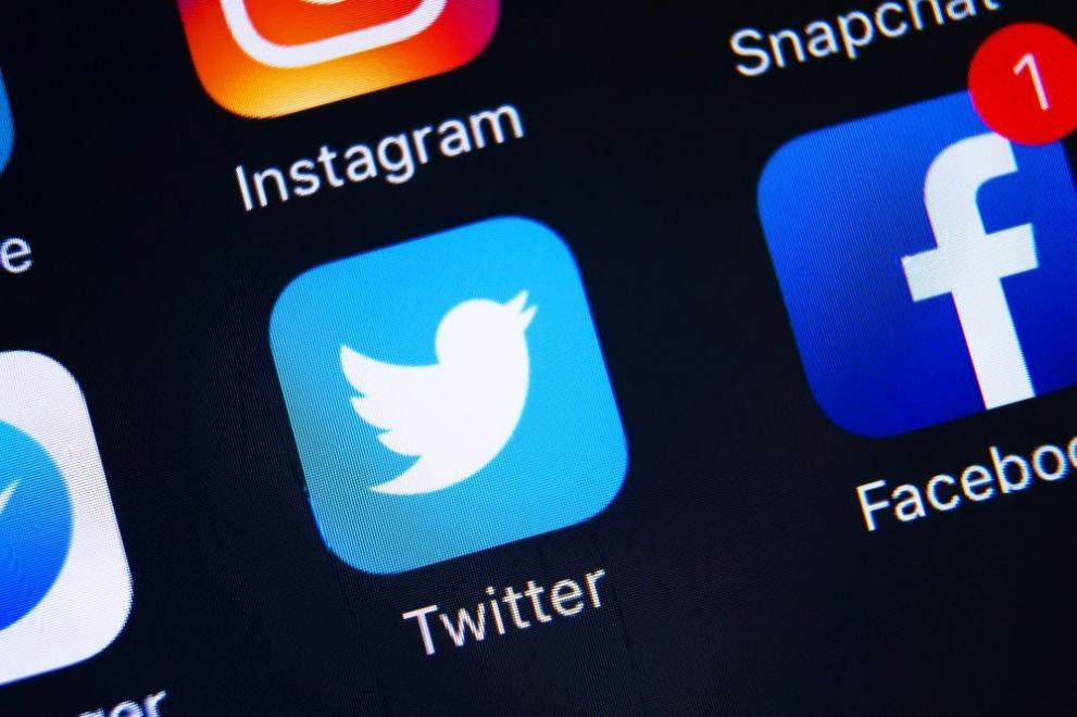 Туитър блокира профилите на няколко известни журналисти, писали наскоро за