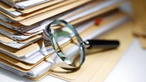 разследване лупа документи