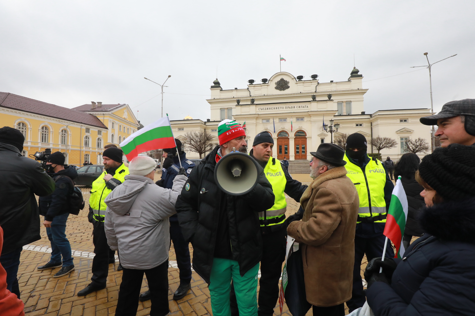 <p>В първия работен ден на депутатите: Протест на площад &quot;Народно събрание&quot;</p>