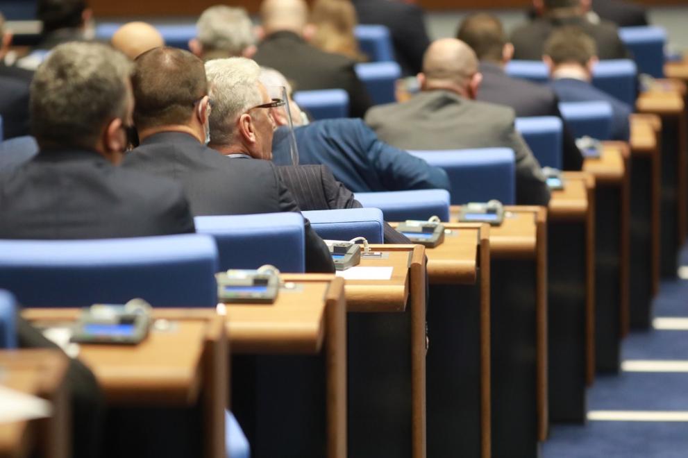 пленарна зала гласуване парламент депутати