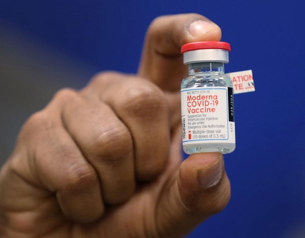 Двама богати канадци се направили на индианци, за да бъдат имунизирани с доставената от правителството за местна общност ваксина на Модерна