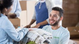 хора даряване на дрехи