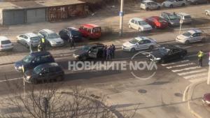шофьор блъсна майка с дете