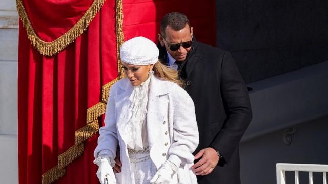 Джей Ло от глава до пети в Chanel (ГАЛЕРИЯ)