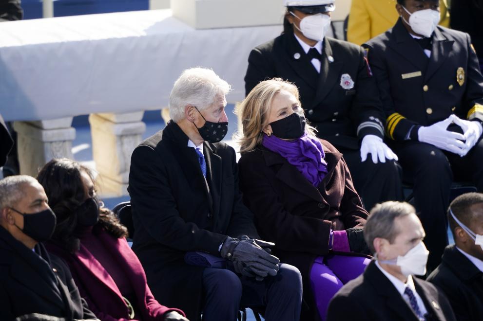 Бил Клинтън бе заснет с притворени очи по време на речта на Байдън
