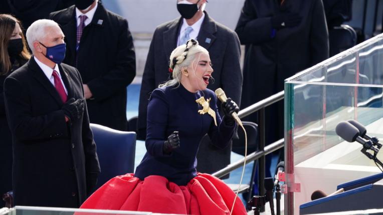 Звезден стил: Лейди Гага изпълнява националния химн със златен микрофон в Капитолия