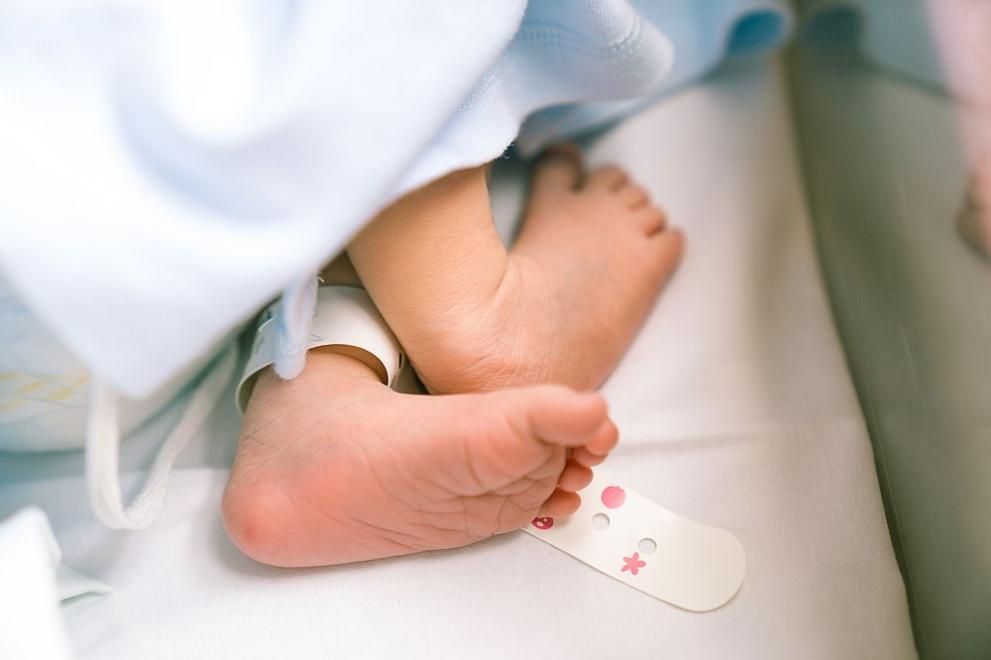 Доктор Жана Станева, началник на Неонатологичното отделение в УМБАЛ „Софиямед” и педиатър с над 40 години опит, разясни как се познава дали едно бебе е с коронавирус преди раждането си