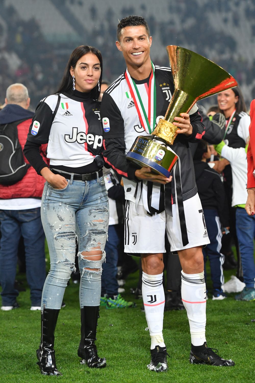 С най-голям потенциал за печалби в социалната мрежа са футболистът Кристиано Роналдо и половинката му, моделката Джорджина Родригес. Двойката има общо 273,9 милиона последователи и може да печели до 669 852 лири на публикация в Инстаграм.