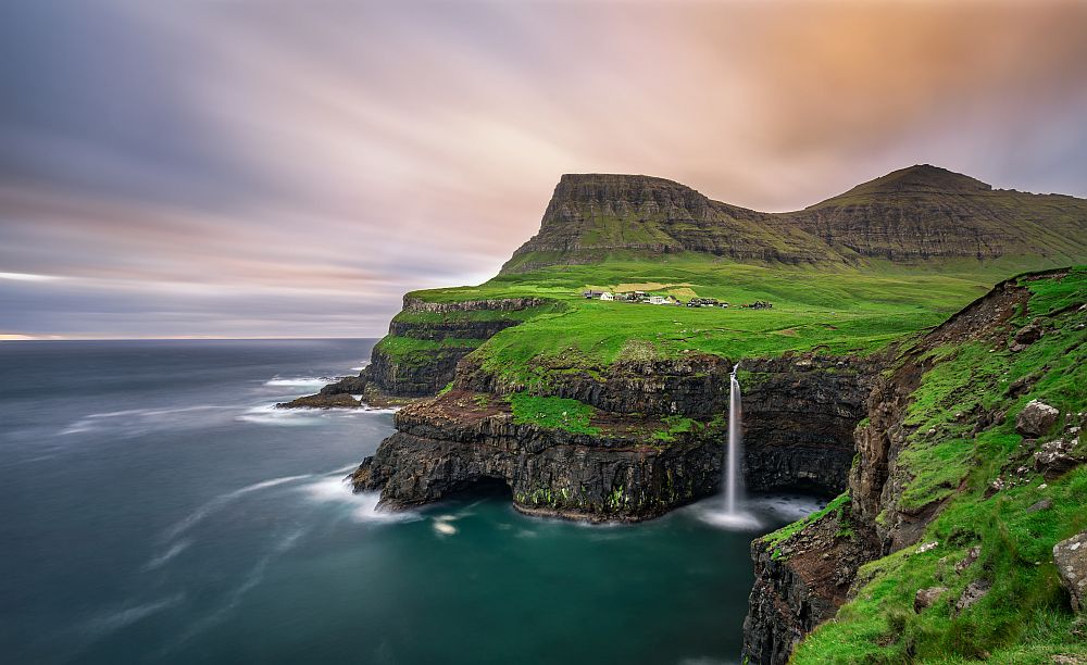 Фарьорските острови - Наричат ги „следващата Исландия“ - колекция от 18 безлесни острова някъде между Исландия и Норвегия, доминирани от природата и далеч от туризма. Животът на Фарьорските острови се върти около морето, точно както пейзажът се оформя от него - скали, издълбани от силните вълни на северния Атлантик, се изравняват в зелени поляни, където цветни вили и църкви чезнат и се появяват отново от облаците.