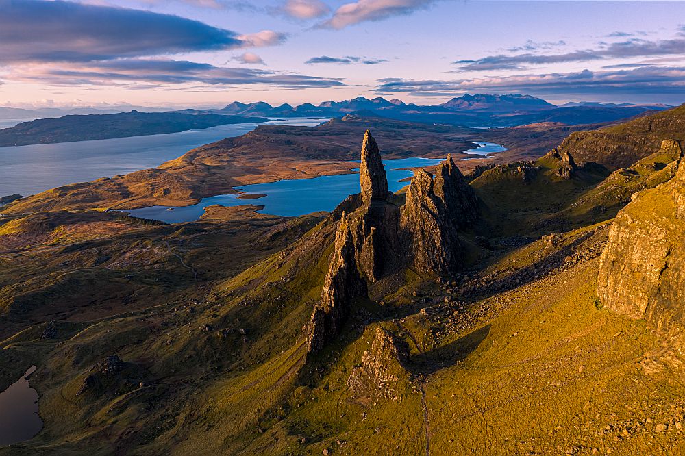 Стор, Шотландия - Остров Скай, в далечната западна Шотландска планина, е дом на толкова свръхестествени пейзажи, че се превръща в фона на безброй фантастични филми. Особено популярни са скалите Стор - образувание от скалисти върхове, които стърчат като шипове от тревист хълм с изглед към суровото крайбрежие на острова. Прочутият дъжд и мъгла в Шотландия правят мястото да изглежда толкова по-вълшебно.