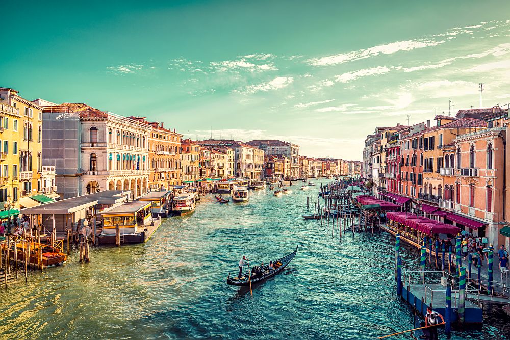Венеция, Италия - Един от най-възхваляваните градове не е загубил и грам от романтиката си. Тук гондоли плават в Адриатическата лагуна, покрай която се издигат исторически дворци, площад Сан Марко все още е запазил автентичния си чар. 