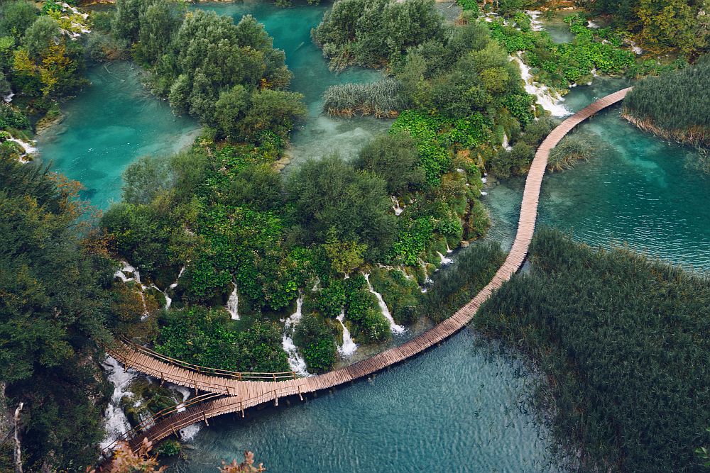 Плитвишки езера, Харватия - Най-старият национален парк в Хърватия заслужава да се спомене в тази класация. Реката, течаща през планинската долина, образува 16 ефирни изумруденозелени езера, подхранвани от безброй водопади. Дървени пътеки позволяват на посетителите да ги изследват един по един между походите из околната гора.