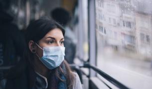 Да носим ли две маски, вместо една - отговорът на експертите