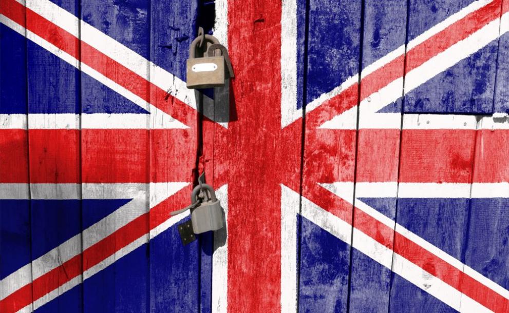 Властите във Великобритания имат право да затварят заведения и магазини до средата на юли
