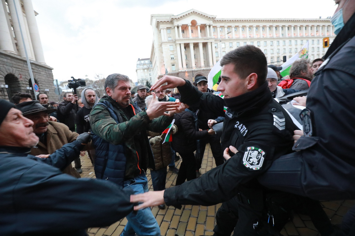 200 дни протести в София срещу правителството и главния прокурор