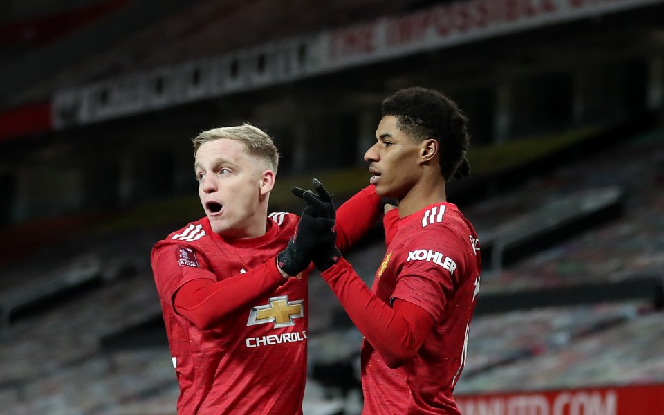 Отборите на Манчестър Юнайтед и Ливърпул играят при резултат 2:2