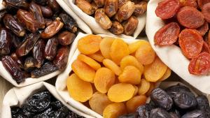 Сушените плодове са полезни тъй като съдържат витамини минерали и