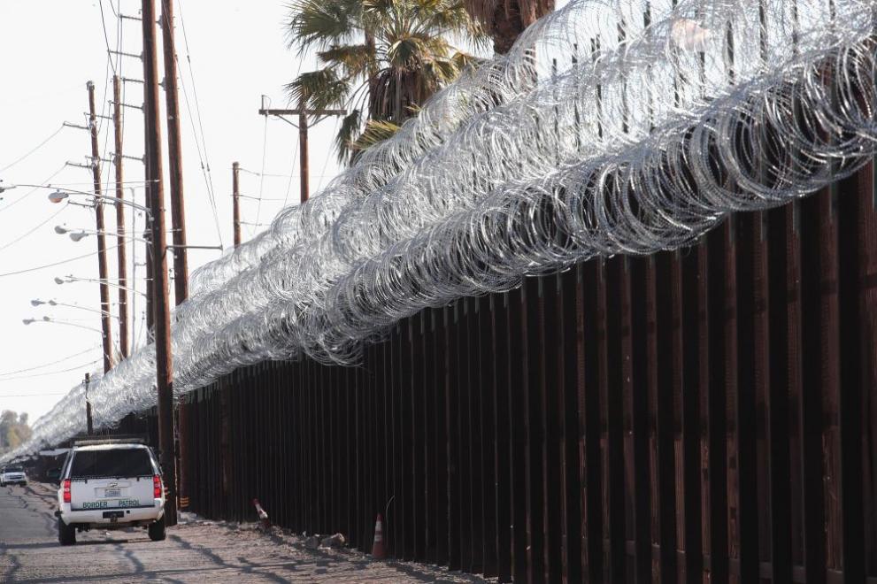 Строителните работници на границата между САЩ и Мексико са били уведомени да спрат всички дейности по граничните стени до края на вторник, пише Washington Examiner