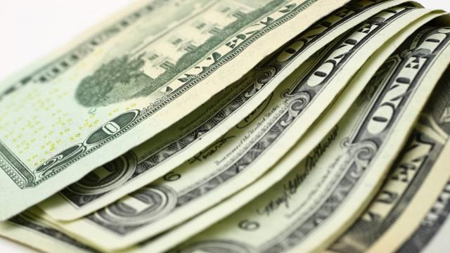 Бизнесмен подари на випуск колежани по 1000 долара, призова ги да дарят половината