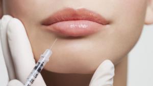 Ботоксът инжектиран при пластични операции за разкрасяване на лицето може