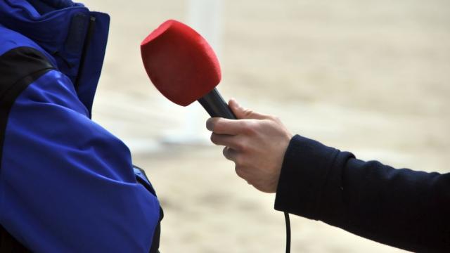 Попитаха го защо предпочита да е сам, отговорът му е хит в Туитър (ВИДЕО)