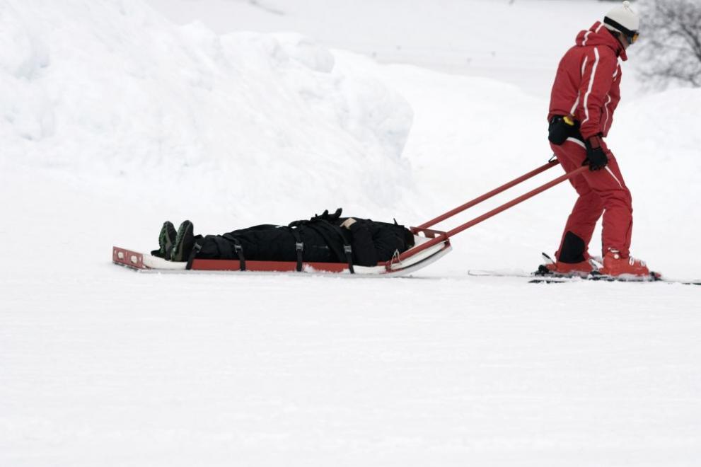 68-годишен скиор от София почина в линейката след сблъсък на пистата
