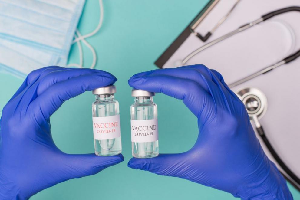 В Англия започва за пръв път в света експеримент на комбиниране на 2 ваксини