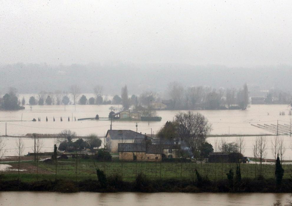 Големи поразии направиха придошлите води във Франция