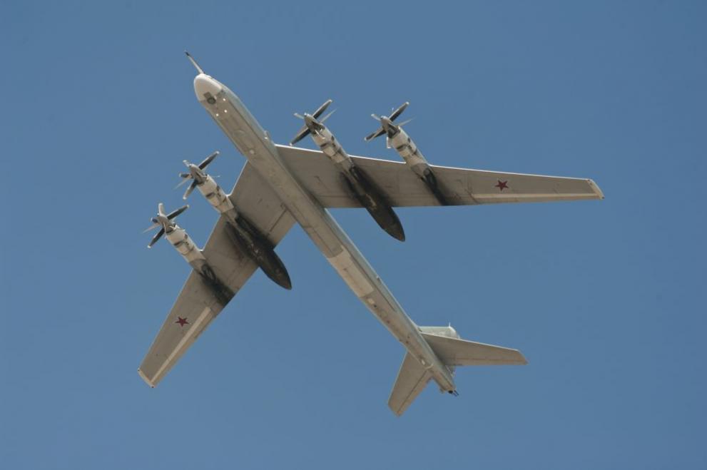 Руските военни пуснаха клип с полет на стратегическия бомбардировач и ракетоносец Ту-95