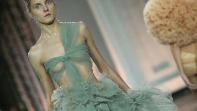 Нежни и ефирни: Красиви модели показаха уникални тоалети в Седмицата на модата в Киев (ГАЛЕРИЯ)