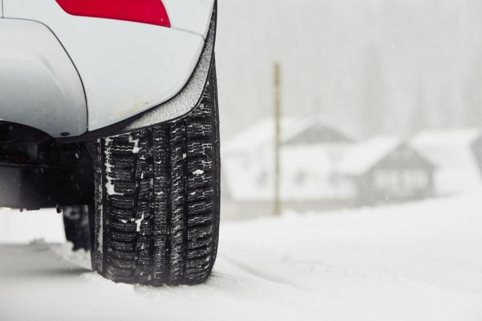 На стиснат шофьор му се видя скъпо да "обуе" със зимни гуми своето Порше, чиято цена тръгва от минимум 50 000 долара нагоре, и закъса в снега
