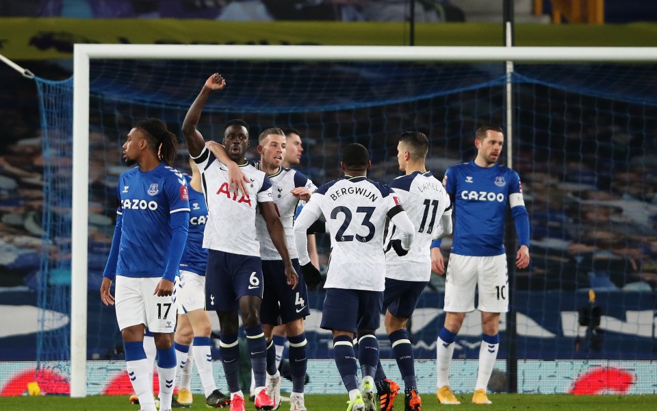 Eвертън и Тотнъм играят при резултат 0:1 в пореден мач