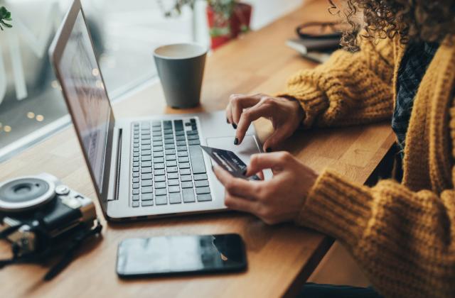 След черния петък, днес е кибер понеделник - денят на