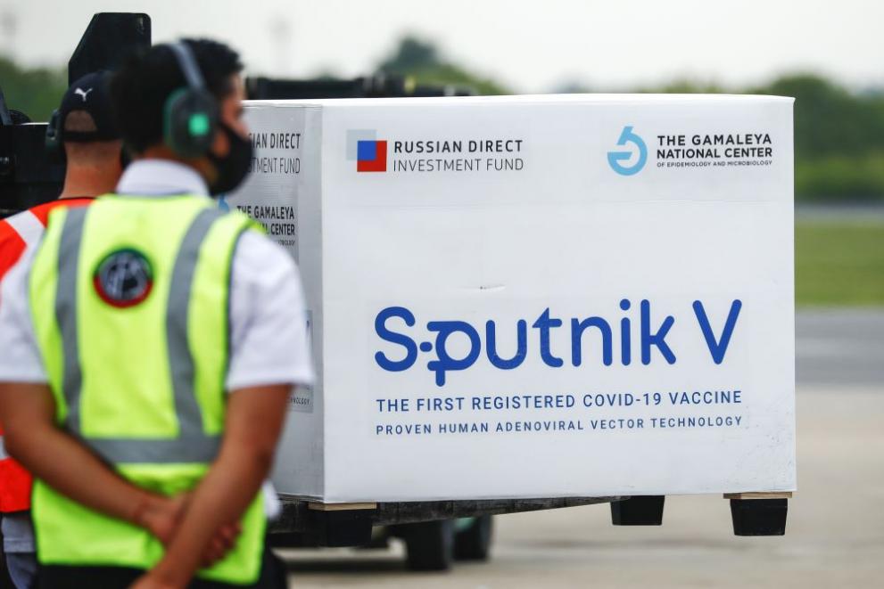 Ваксината Спутник е рекламирана от руската държава през всички възможни канали по цял свят, като критиците й са обвинявани в русофобия