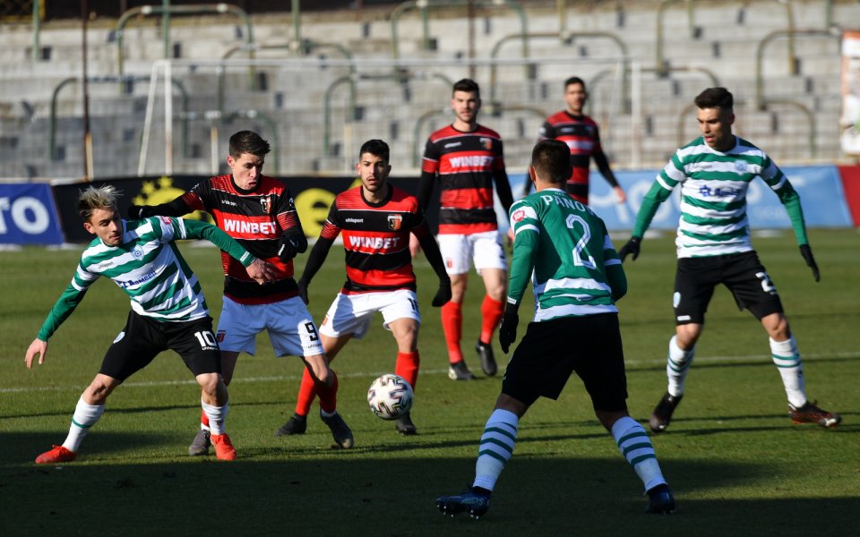 Футболният понеделник стартира с мач между Черно море и Локомотив