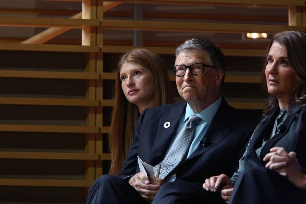 Голямата щерка на Бил и Мелинда Гейтс - Дженифър (вляво), бе имунизирана срещу COVID-19