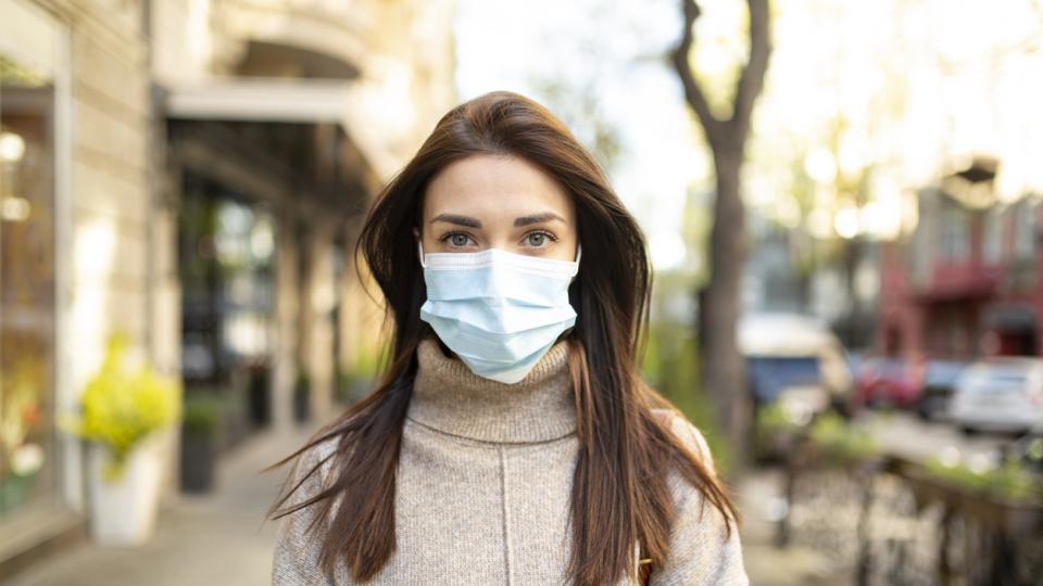 жена с маска срещу коронавирус