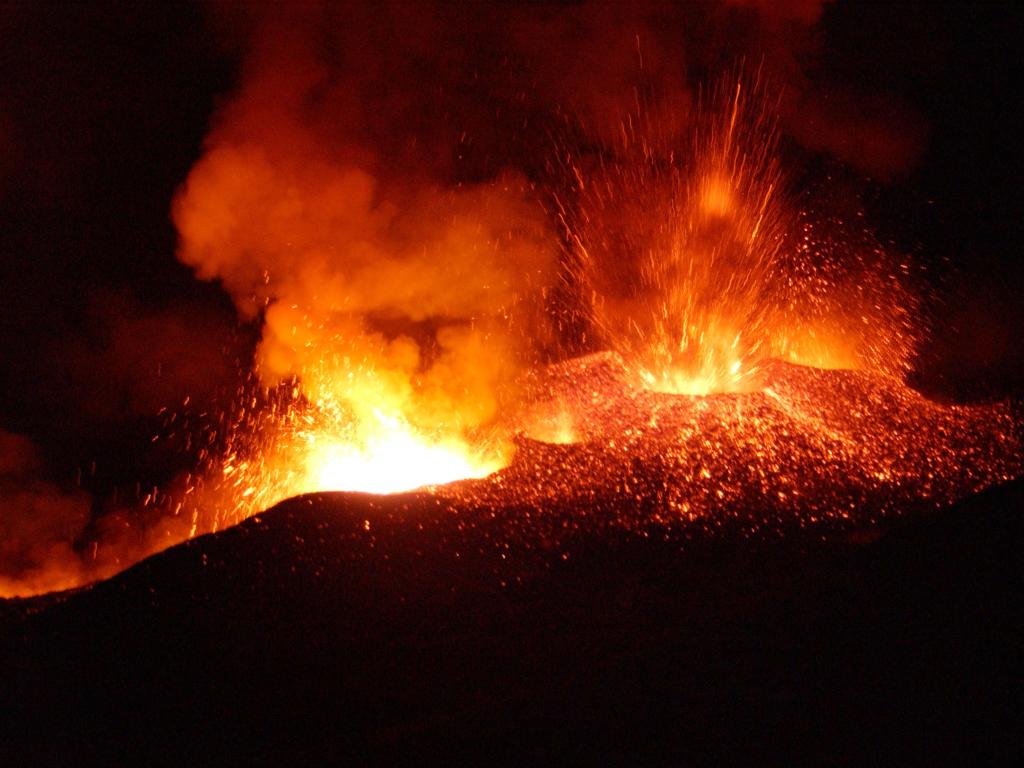 Вулканът Етна на италианския остров Сицилия се събуди в нощта