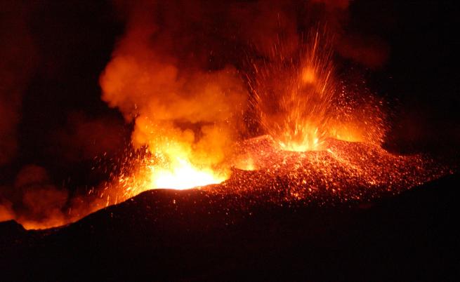 Повишено ниво на опасност: Вулканът Етна изхвърли лава
