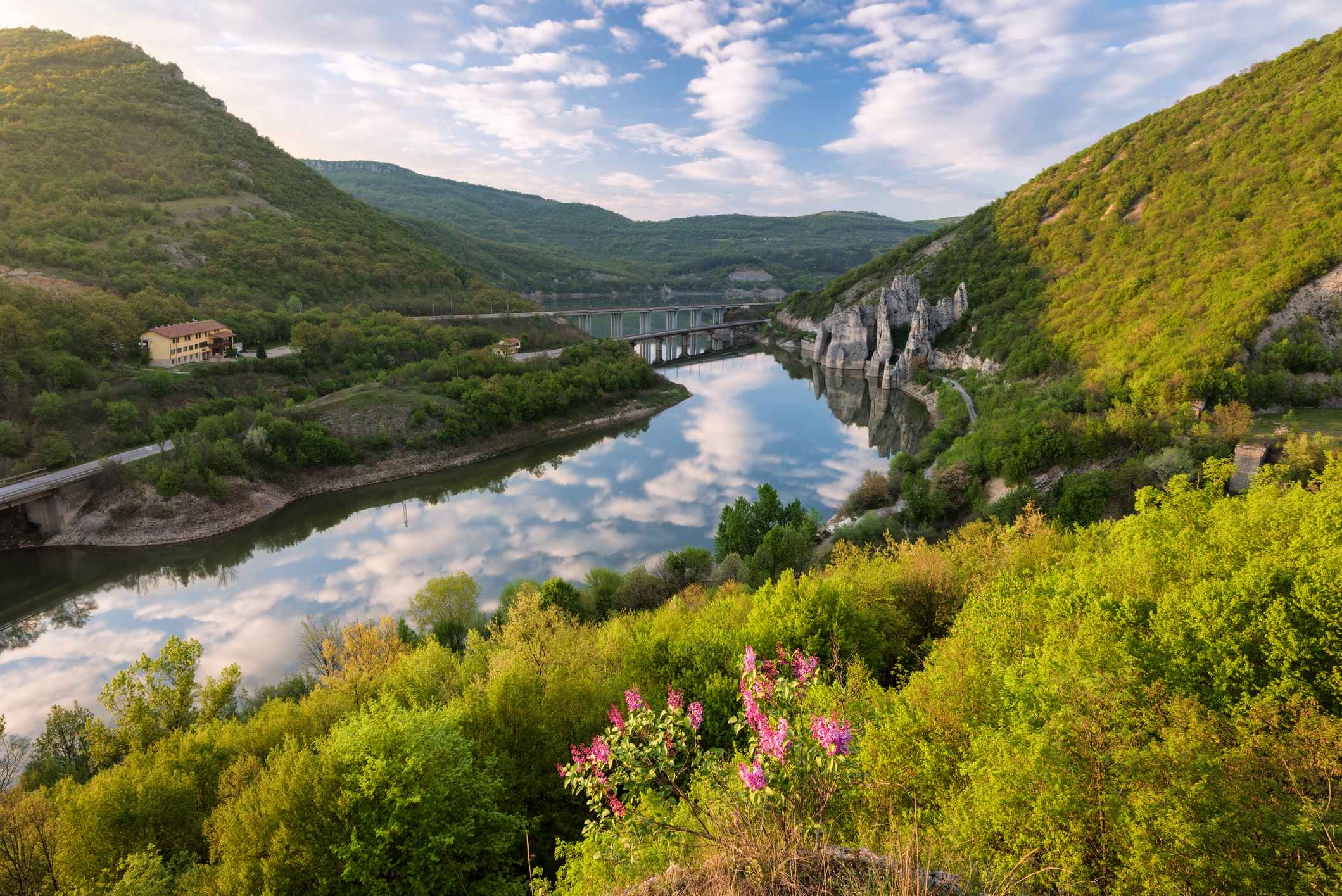 <p>В село <strong>Мусачево</strong>&nbsp;има схлупена къща, със зеещи прозорци, която стои необитаема от десетилетия. Местните казват, че никой не искал да я купи заради стряскащите неща, които са се случили там. Семейството, което построява къщата, умира при мистериозни обстоятелства. След това е имало още две семейства, които се нанасят там, но и те починали по мистериозен начин. Според предания, къщата е била построена върху турско гробище и има заровени прокълнати жълтици под нея. Очевидци разказват, че през нощта се чували страховити звуци в нея и проблясвали ярки светлини.</p>